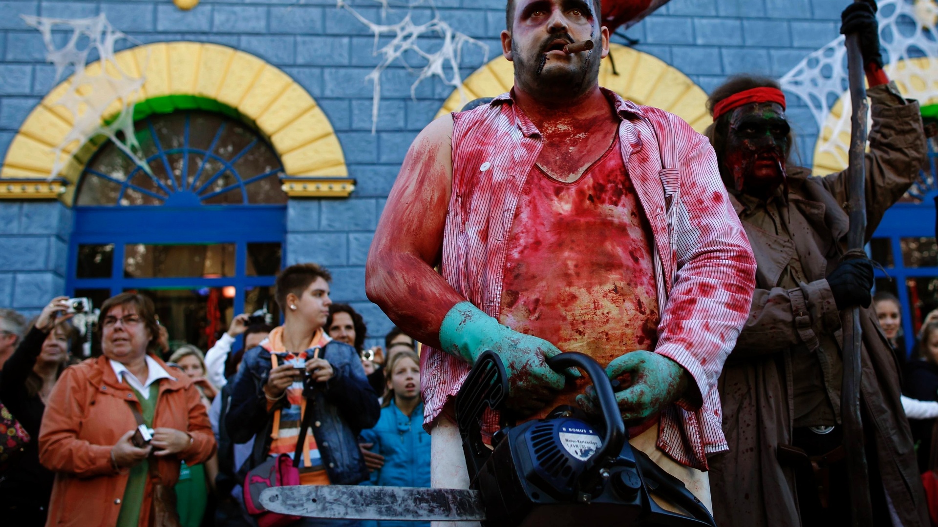 Fãs do Dia das Bruxas se fantasiam para a "Halloween Horror Party 2012" e fazem performance no Movie Park Germany, que fica na cidade de Bottrop, na Alemanha. O evento foi programado para divulgar atividades no Movie Park Germany durante o período do Halloween, que acontece de 3 de outubro a 3 de novembro (18/10/12) - Ina Fassbender/Reuters