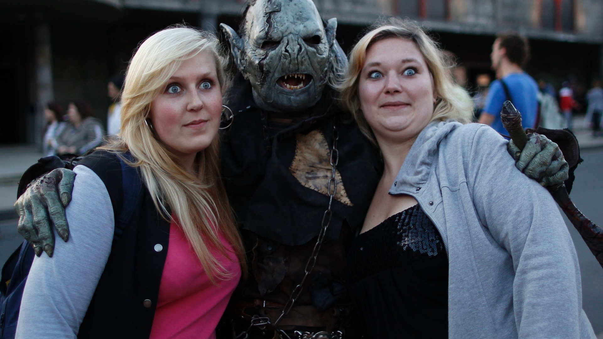 Fãs do Dia das Bruxas se fantasiam para a "Halloween Horror Party 2012" e fazem performance no Movie Park Germany, que fica na cidade de Bottrop, na Alemanha. O evento foi programado para divulgar atividades no Movie Park Germany durante o período do Halloween, que acontece de 3 de outubro a 3 de novembro (18/10/12) - Ina Fassbender/Reuters