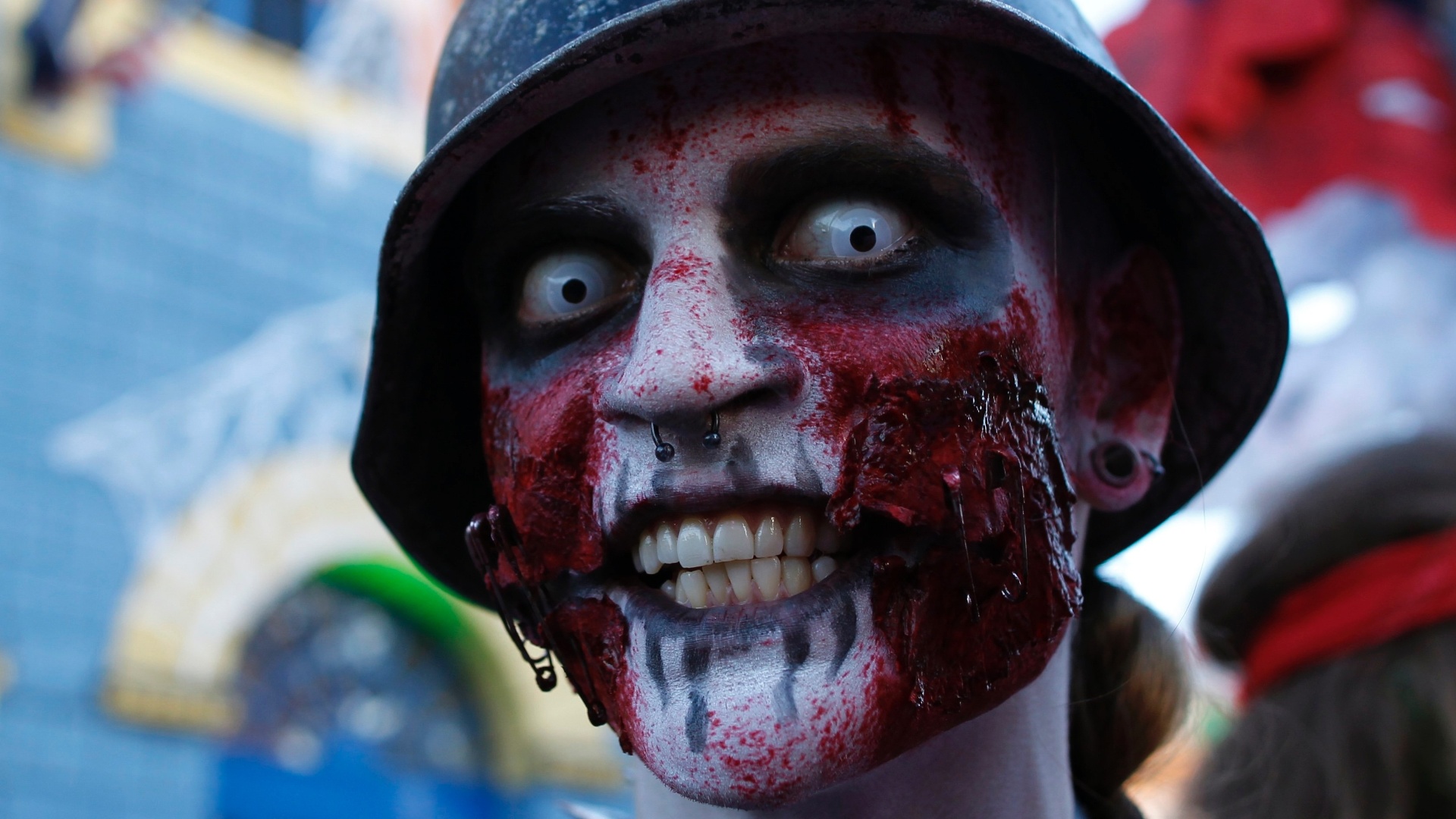 Fãs do Dia das Bruxas se fantasiam para a "Halloween Horror Party 2012" e fazem performance no Movie Park Germany, que fica na cidade de Bottrop, na Alemanha. O evento foi programado para divulgar atividades no Movie Park Germany durante o período do Halloween, que acontece de 3 de outubro a 3 de novembro (18/10/12) - Ina Fassbender/Reuters