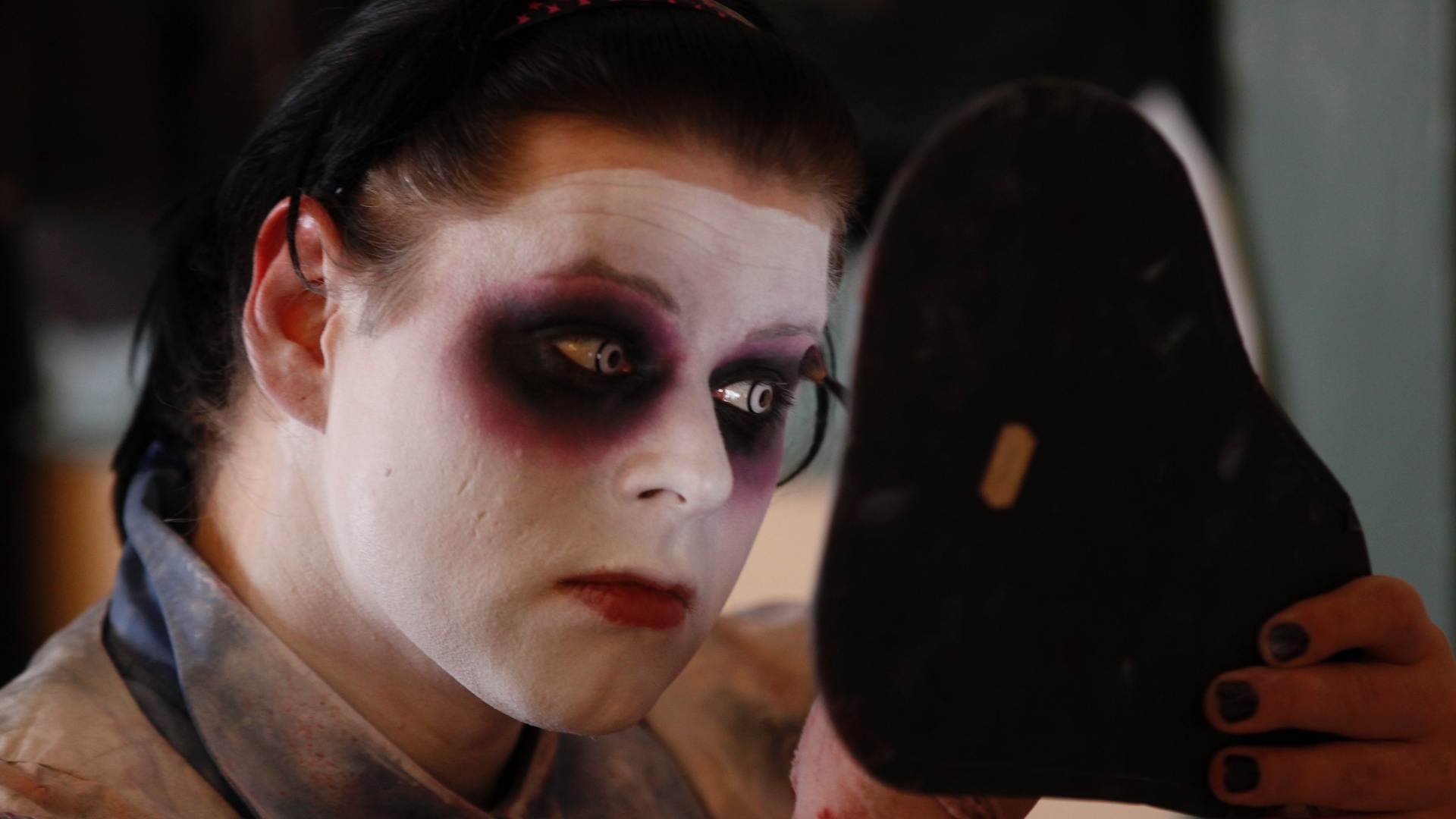 Fãs do Dia das Bruxas se fantasiam para a "Halloween Horror Party 2012" e fazem performance no Movie Park Germany, que fica na cidade de Bottrop, na Alemanha. O evento foi programado para divulgar atividades no Movie Park Germany durante o período do Halloween, que acontece de 3 de outubro a 3 de novembro (18/10/12) - Ina Fassbender/Reuters