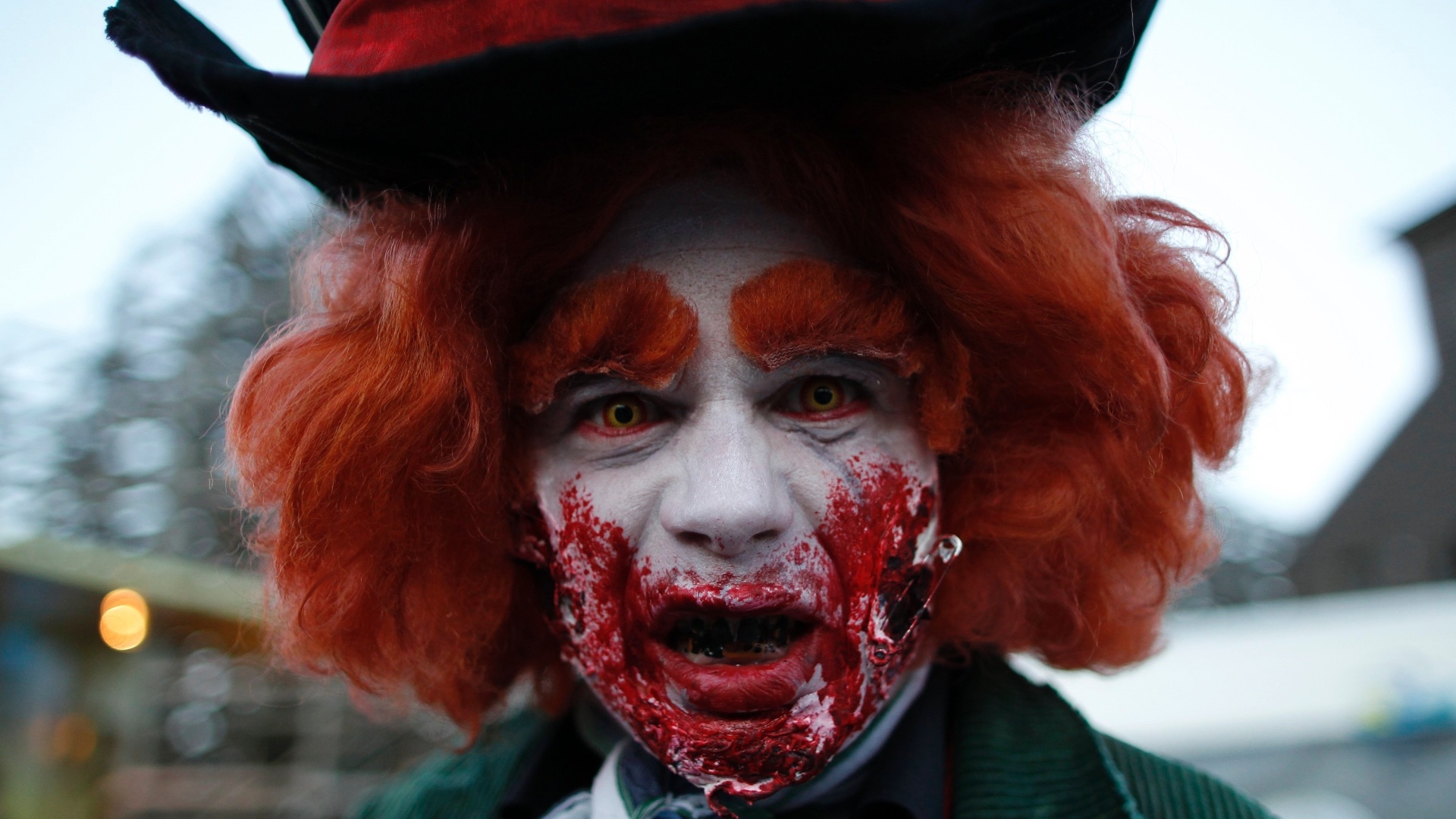 Fãs do Dia das Bruxas se fantasiam para a "Halloween Horror Party 2012" e fazem performance no Movie Park Germany, que fica na cidade de Bottrop, na Alemanha. O evento foi programado para divulgar atividades no Movie Park Germany durante o período do Halloween, que acontece de 3 de outubro a 3 de novembro (18/10/12) - Ina Fassbender/Reuters