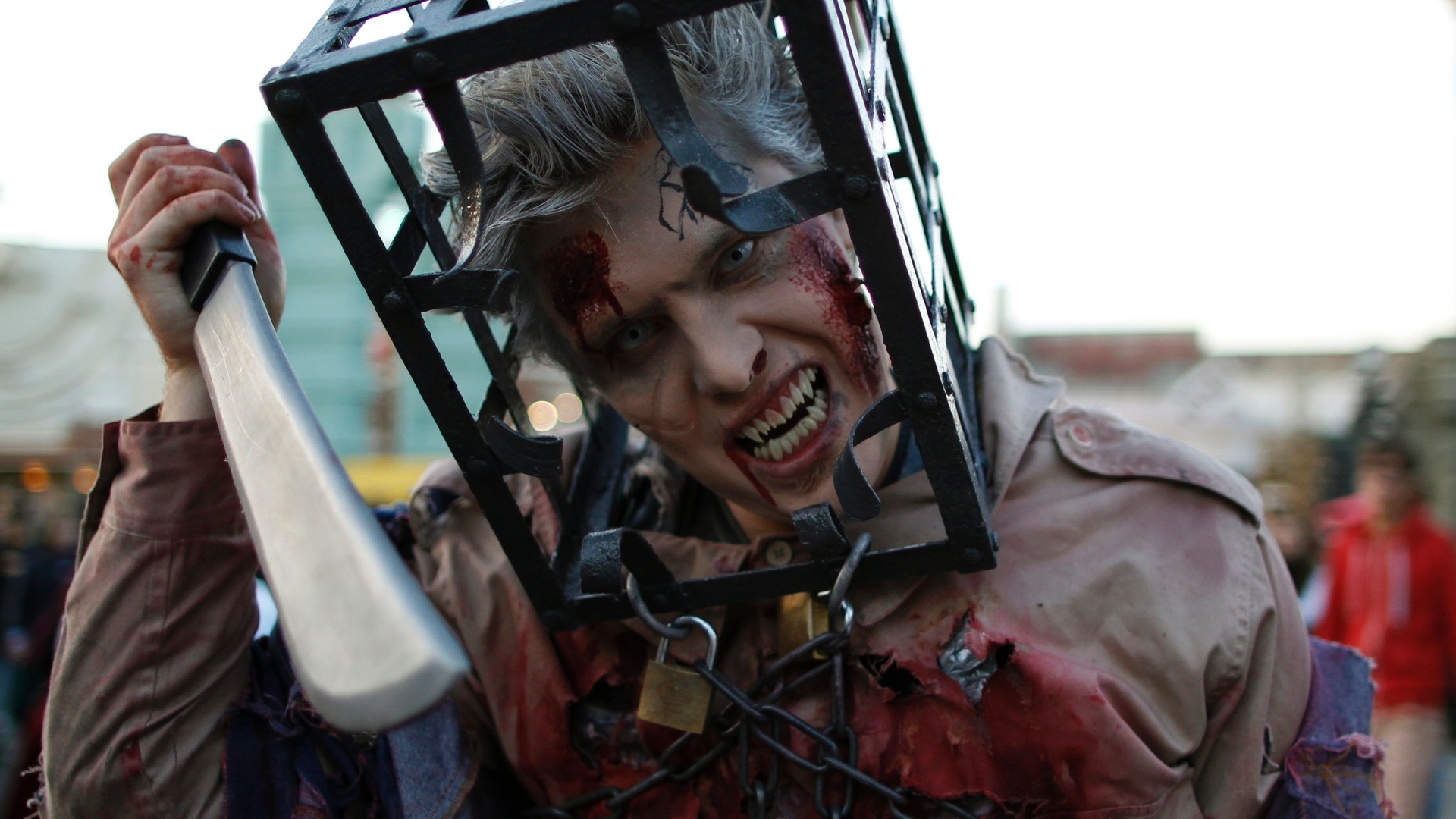 Fãs do Dia das Bruxas se fantasiam para a "Halloween Horror Party 2012" e fazem performance no Movie Park Germany, que fica na cidade de Bottrop, na Alemanha. O evento foi programado para divulgar atividades no Movie Park Germany durante o período do Halloween, que acontece de 3 de outubro a 3 de novembro (18/10/12) - Ina Fassbender/Reuters