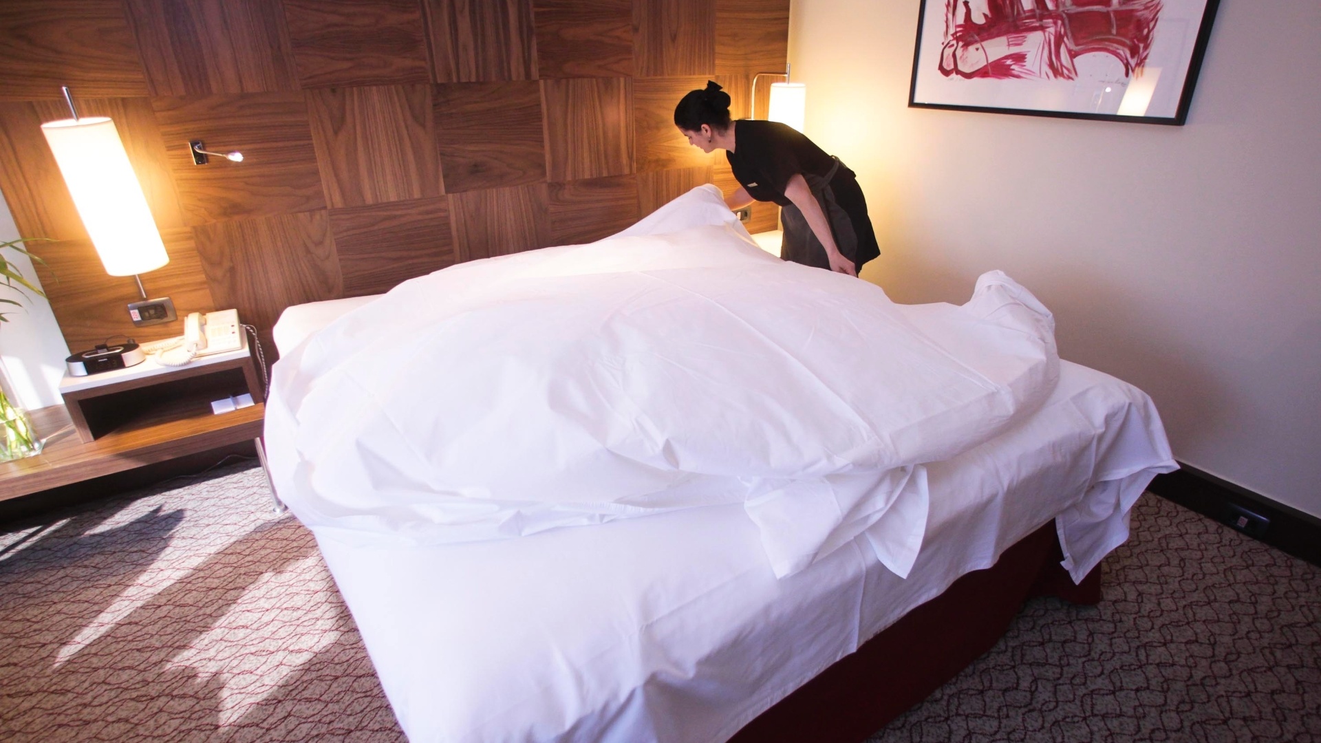 Feitas as dobras do primeiro lençol, estenda o segundo lençol, também observando que a peça fique bem centralizada na cama. - Fernando Donasci/ UOL