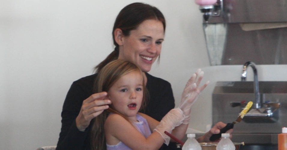 Jennifer Garner ajuda a filha Seraphina a decorar bolos (29/10/12)