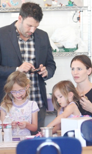 Jennifer Garner e Ben Affleck levam as filhas Violet e Seraphina para brincar de decorar bolos (29/10/12)