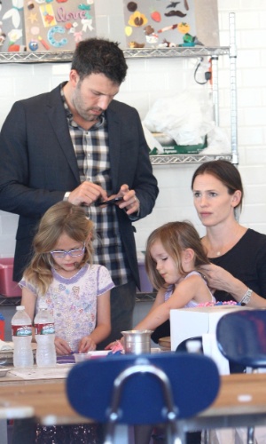 Jennifer Garner e Ben Affleck levam as filhas Violet e Seraphina para brincar de decorar bolos (29/10/12)