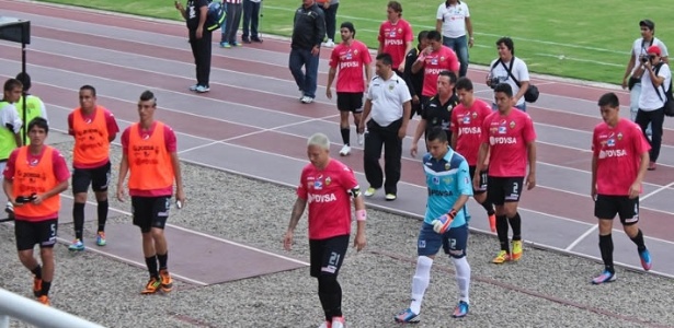 Deportivo Táchira deixam o campo após protesto da torcida contra uniforme rosa - Divulgação