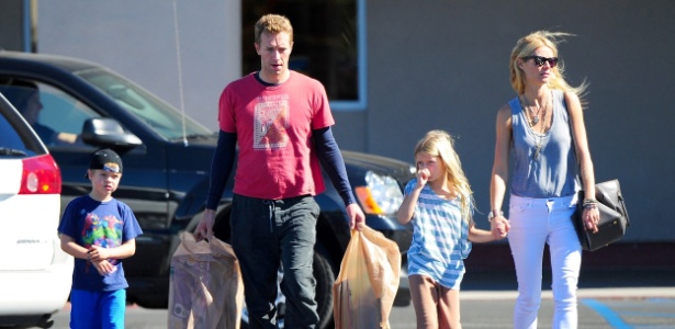 O casal Gwyneth Paltrow e Chris Martin levam os filhos Moses e Apple para passear em Los Angeles, nos Estados Unidos (25/10/12)