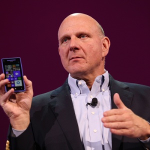 29.out.2012 - Steve Ballmer, diretor-executivo da Microsoft, apresenta aparelhos com o sistema Windows Phone 8 nos Estados Unidos - Kimihiro Hoshino/AFP