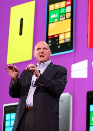 Steve Ballmer, diretor-executivo da Microsoft, apresenta aparelhos com o sistema Windows Phone 8 nos Estados Unidos - Kimihiro Hoshino/AFP