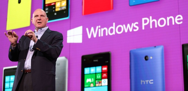 Steve Ballmer, diretor-executivo da Microsoft, anuncia o início das vendas de celulares com Windows Phone 8 - Kimihiro Hoshino/AFP