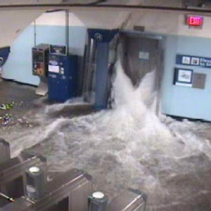 Água invade estação de metrô durante passagem da tempestade Sandy pelos Estados Unidos - Reuters