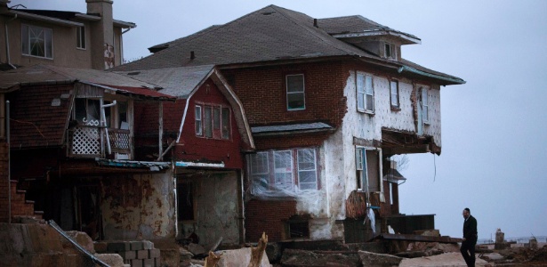 Homem observa casa destruída no Brooklyn, em Nova York, na última terça, após a tempestade Sandy - Andrew Kelly/Reuters