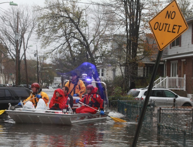 Moradores são resgatados de bote, após o rompimento de um dique na cidade de Little Ferry