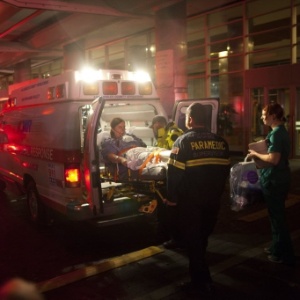 Paramédicos removem pacientes do Hospital Universitário de Nova York por falta de energia na unidade durante passagem da tempestade Sandy pelos Estados Unidos - Andrew Kelly/Reuters