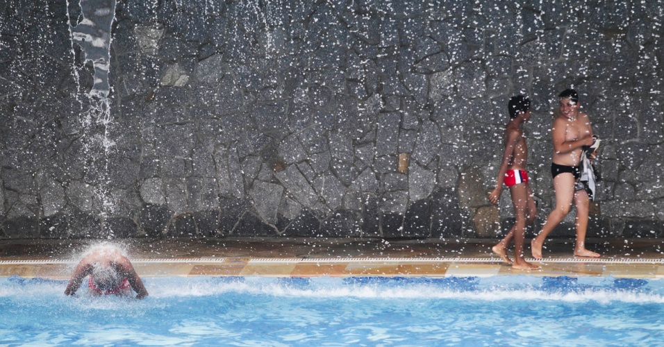 30.out.2012 - Paulistanos aproveitam dia de forte calor para nadar na piscina do Sesc Belenzinho, na zona leste da cidade