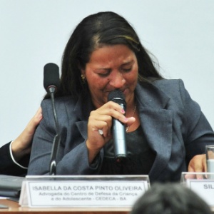Silvânia Mota da Silva, mãe de cinco crianças que teriam sido irregularmente adotadas na Bahia no ano passado, chora na CPI - Luís Macedo/Agência Câmara