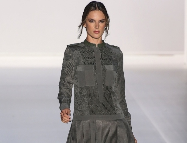 Alessandra Ambrósio abre o desfile da Colcci para o Inverno 2013 no São Paulo Fashion Week (30/10/2012) - Alexandre Schneider/UOL