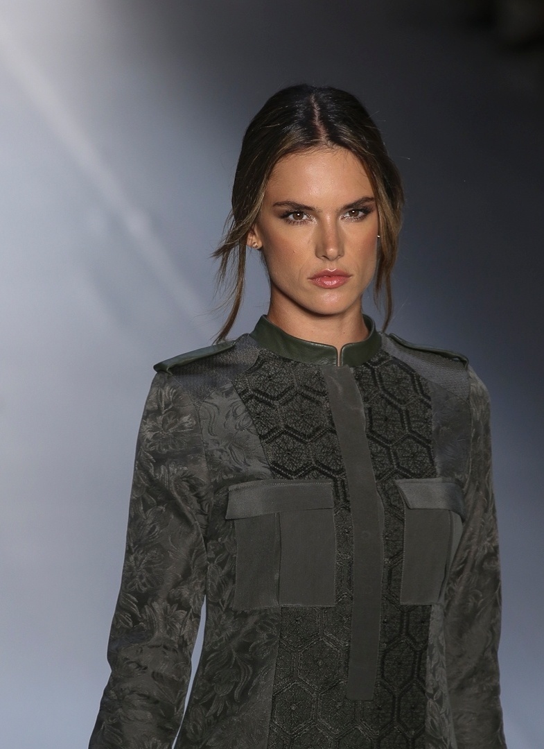 Alessandra Ambrósio abre o desfile da Colcci para o Inverno 2013 no São Paulo Fashion Week (30/10/2012) - Alexandre Schneider/UOL