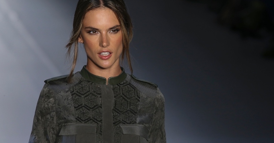 Alessandra Ambrósio abre o desfile da Colcci para o Inverno 2013 no São Paulo Fashion Week (30/10/2012) - Alexandre Schneider/UOL
