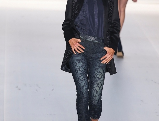 Alessandra Ambrósio em sua segunda aparição na passarela da Colcci para o Inverno 2013 no São Paulo Fashion Week (30/10/2012) - Alexandre Schneider/UOL