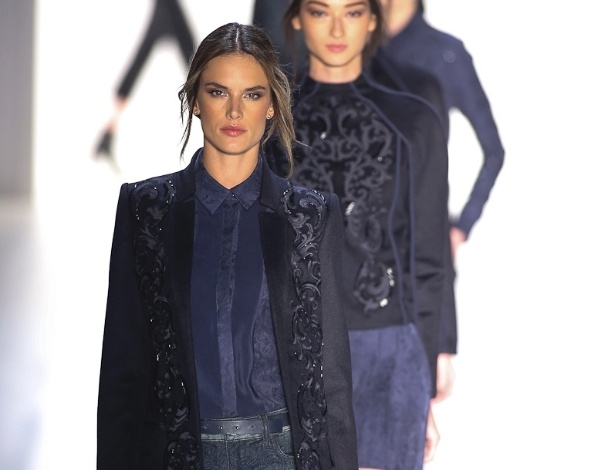 Alessandra Ambrósio encerra o desfile da Colcci para o Inverno 2013 no São Paulo Fashion Week (30/10/2012) - Alexandre Schneider/UOL