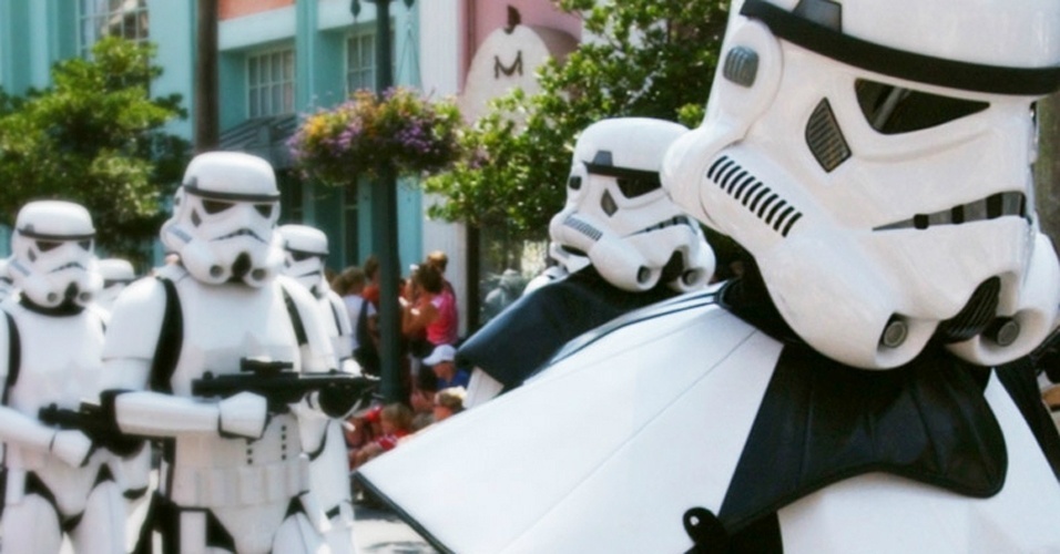 Durante os Star Wars Weekends, atores fantasiados dos personagens da saga percorrem o parque em paradas e em sessões de fotos com os visitantes - Divulgação