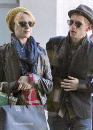 Evan Rachel Wood e Jamie Bell são vistos com aliança na mão esquerda (30/10/2012)