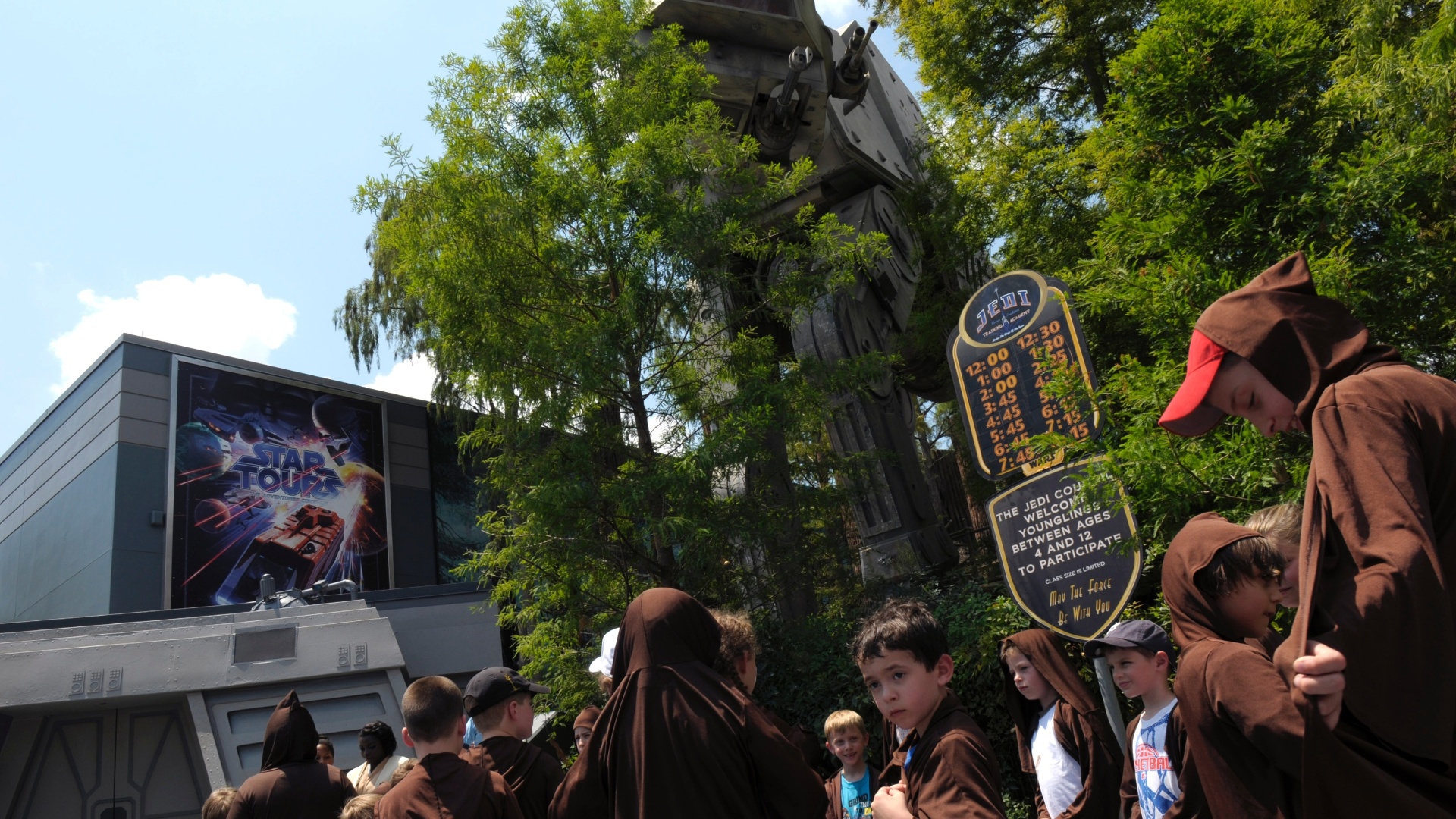 Fantasiados, fãs de "Star Wars" fazem fila na atração "Star Tours", reinaugurada em 2011 (20/5/2011) - Phelan M. Ebenhack/AP