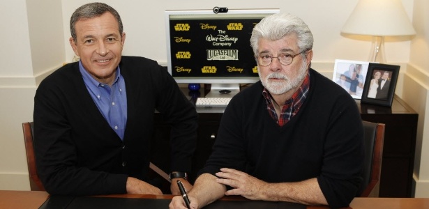 George Lucas assina contrato em que passa a empresa Lucasfilms para a Disney, ao lado de Robert Iger, CEO da Disney, em Burbank, na Califórnia (30/10/12) - AP Photo/Disney, Rick Rowell