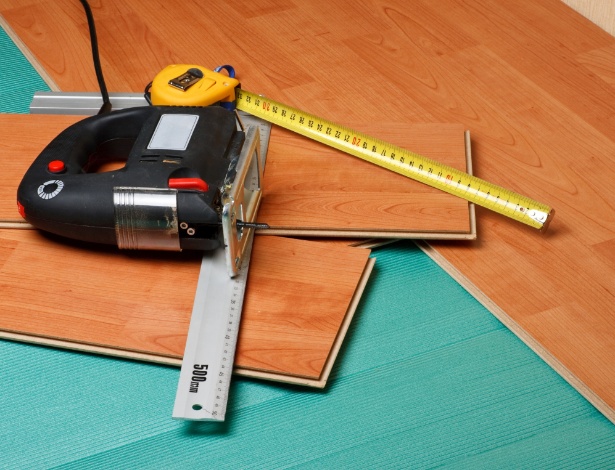 Para amortecer o impacto, as mantas acústicas de poliestireno podem ser aplicadas entre o piso e a laje - Getty Images