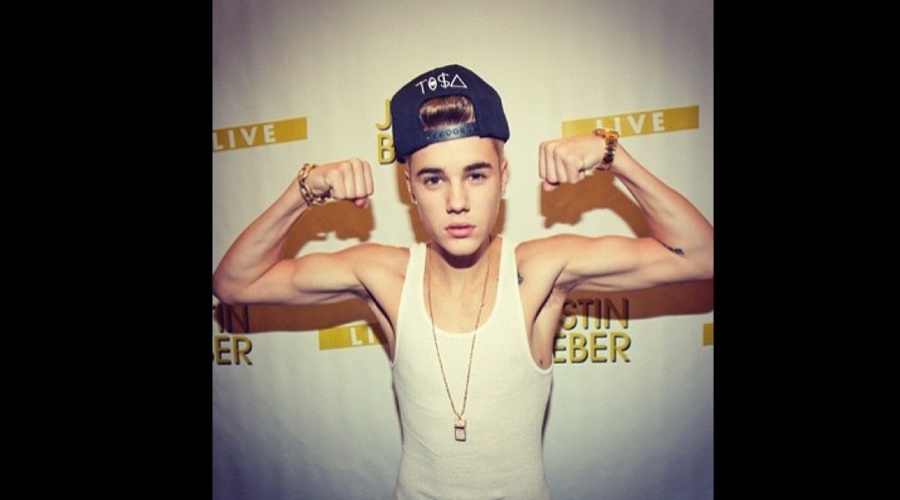 Justin Bieber exibiu os braços sarados em uma imagem divulgada por meio de sua página do Twitter (30/10/12)