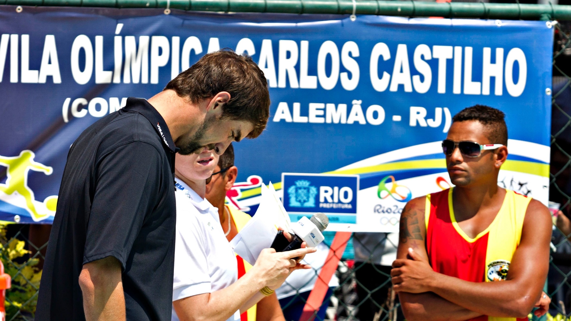 Michael Phelps, dono de 22 medalhas olímpicas, dá autógrafos para crianças no Rio de Janeiro