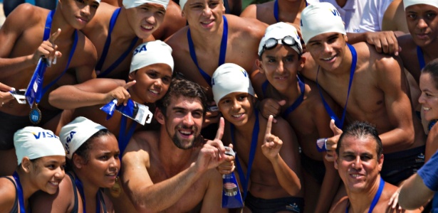 Michael Phelps posa para foto com crianças do Complexo do Alemão, Rio de Janeiro