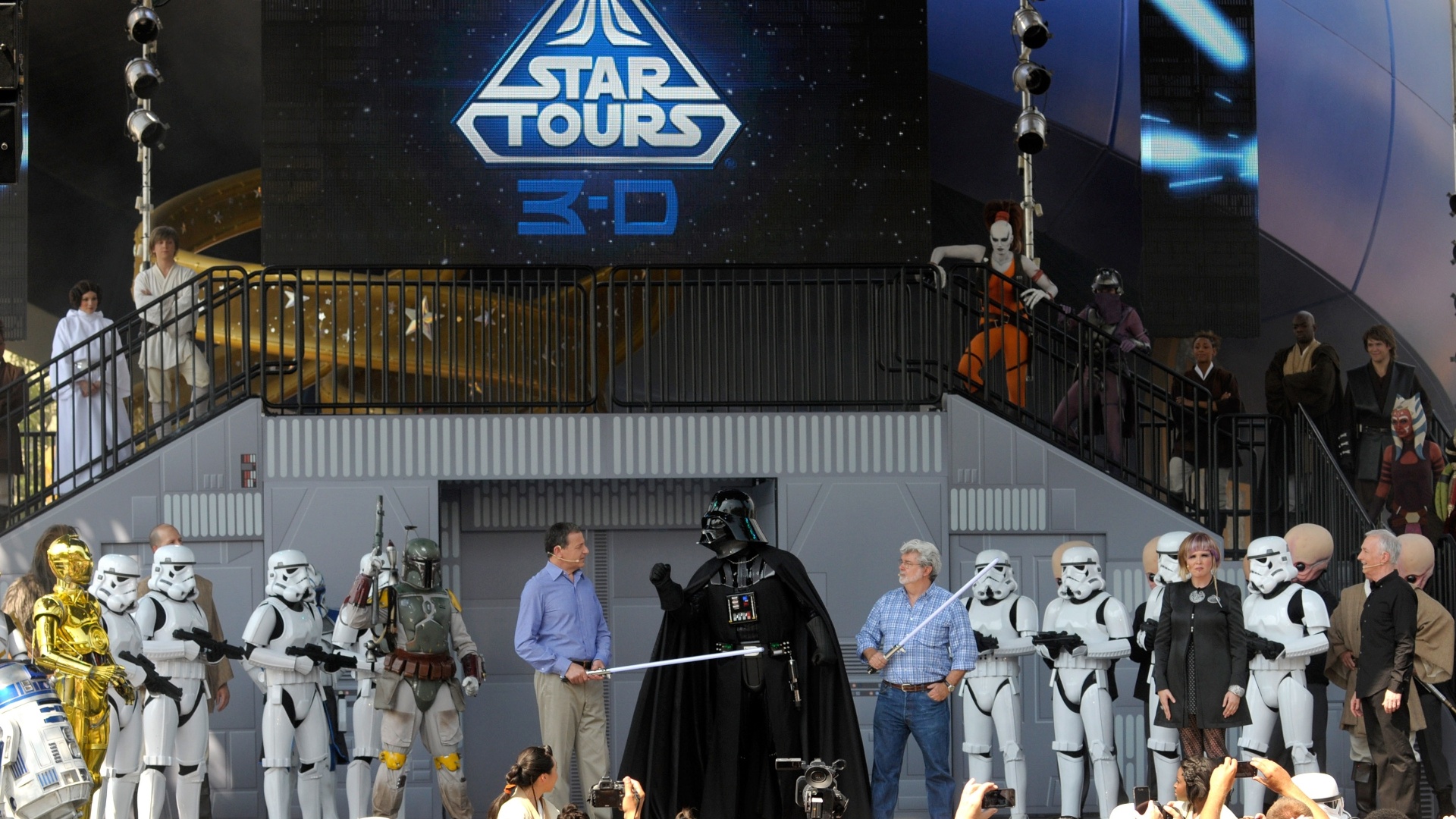 No parque Hollywood Studios, em Orlando, o simulador Star Tours foi reaberto em 2011, depois de uma reforma. Na foto, George Lucas, o presidente da Disney, Robert Iger, e atores representando os personagens dos filmes participam de uma cerimônia de reabertura da atração (20/5/2011) - Phelan M. Ebenhack/AP