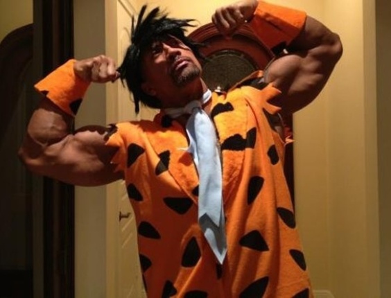 O ex-lutador de luta livre (e agora ator) Dwayne The Rock Johnson apareceu como Fred Flintstone