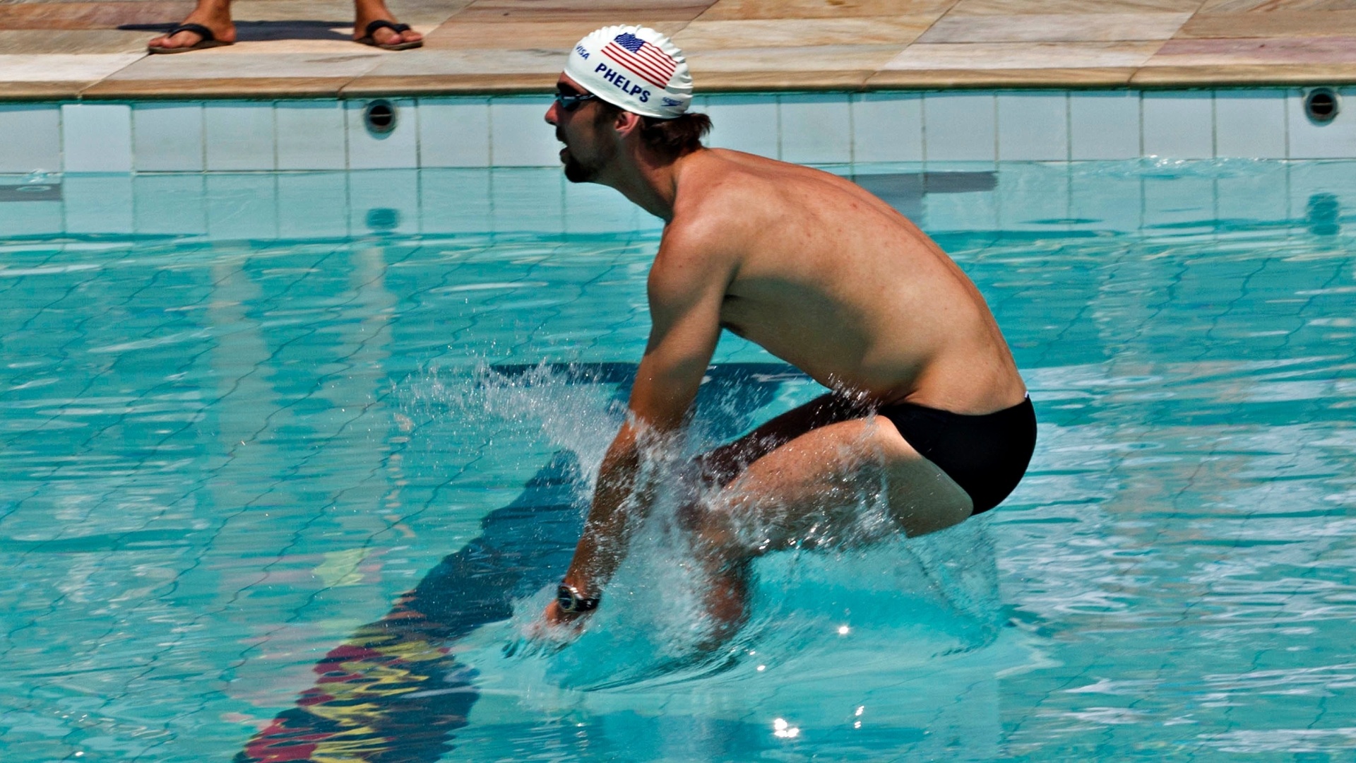 O maior medalhista da história olímpica mergulha na piscina do Complexo do Alemão