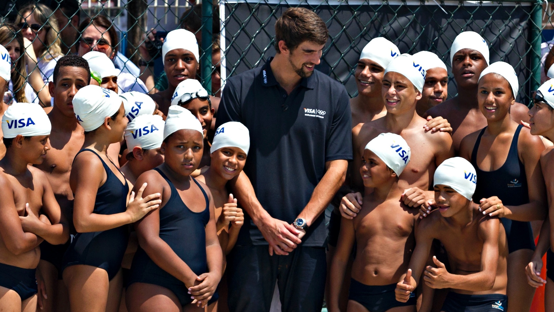 O nadador americano deu aula para 20 crianças, alunos da escolinha de natação da Vila Olímpica