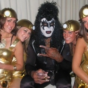 Os ex-jogador de basquete Dennis Rodman se vestiu como os membros da banda KISS