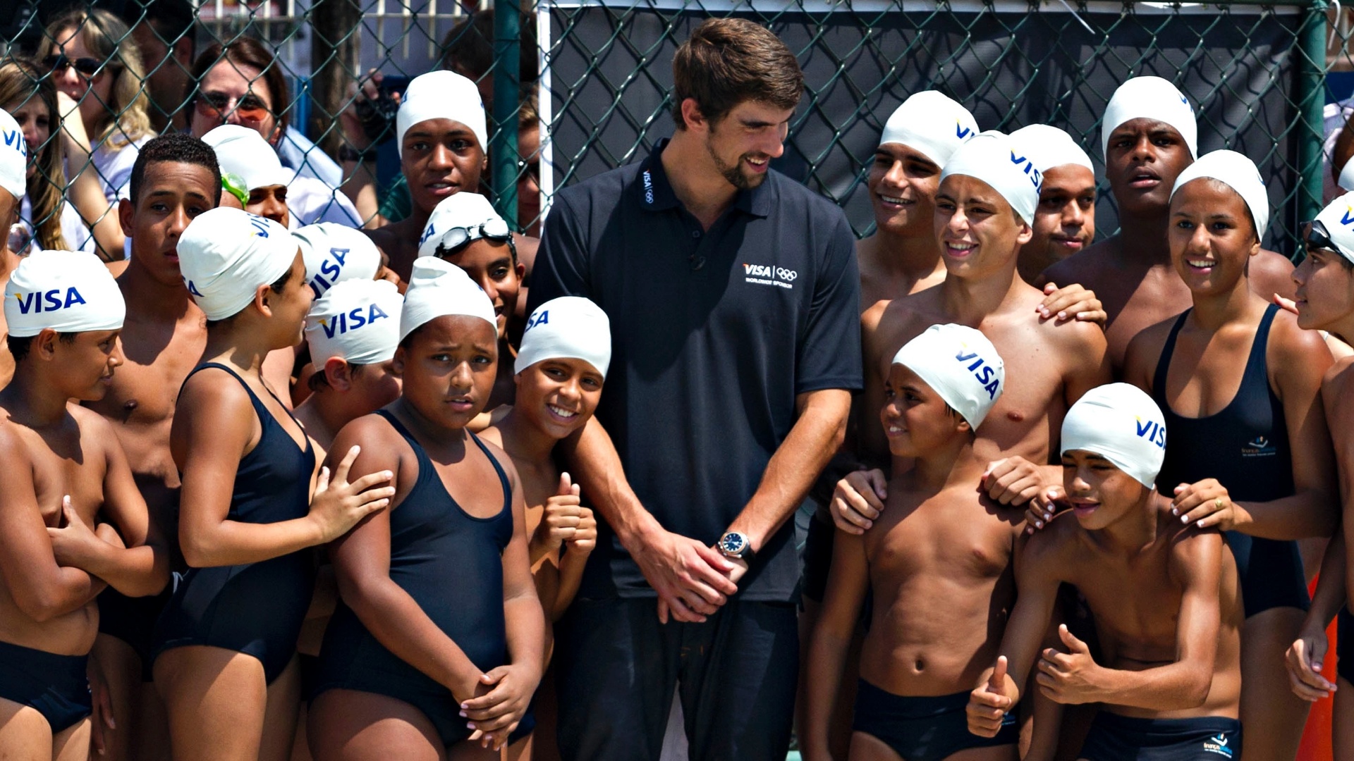 Phelps deu aula de natação para 20 crianças que participam da escolinha de natação da Vila Olímpica