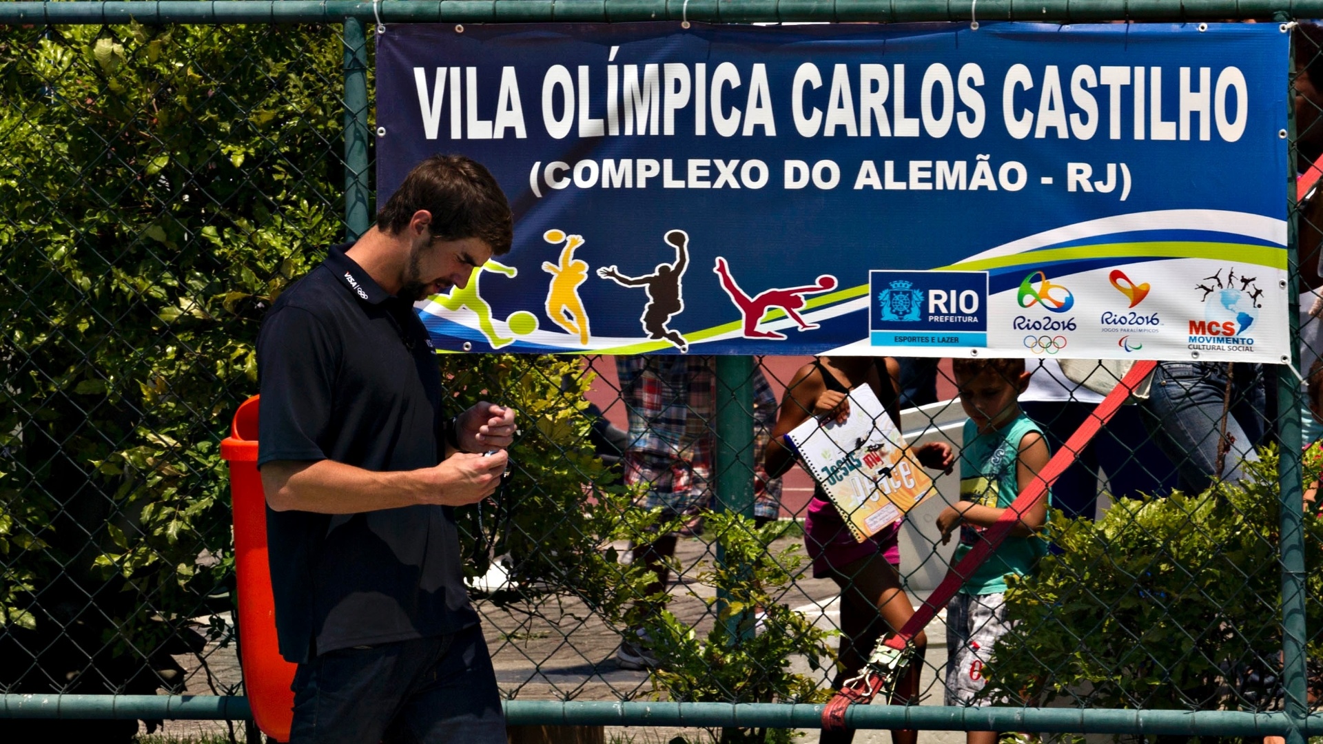 Phelps visitou a Vila Olímpica do Complexo do Alemão, no Rio de Janeiro