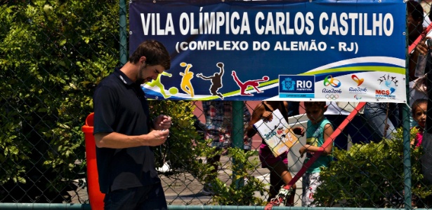 Phelps visitou a Vila Olímpica do Complexo do Alemão, no Rio de Janeiro