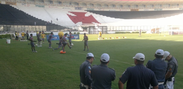 Policiais Militares acompanham o trabalho dos jogadores no gramado de São Januário - Vinicius Castro/ UOL Esporte