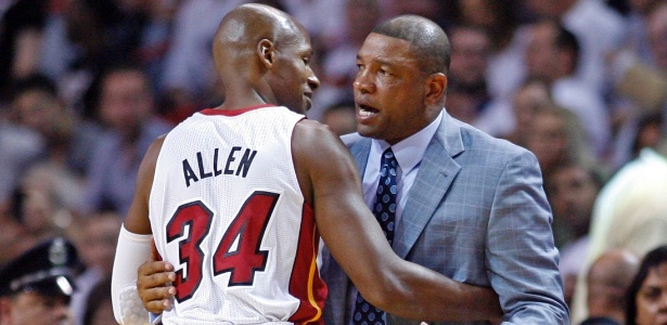 Allen conversa com seu ex-técnico Doc Rivers, dos Celtics; astro do Heat venceu duelo - Andrew Innerarity/Reuters