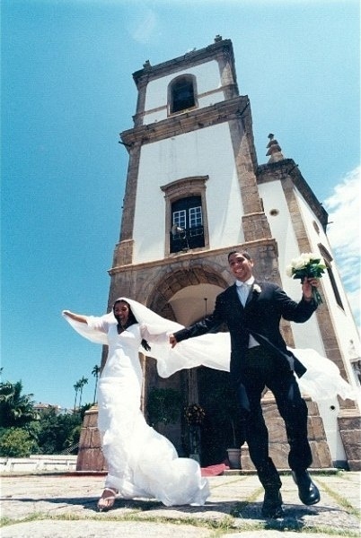 Regina Casé publica foto de seu casamento com Estevão Ciavatta e escreve: "Há 13 anos no Outeiro da Glória! 2 anos de namoro +1 de noivado 16 anos de Yayá e Yoyô!" (30/10/12)
