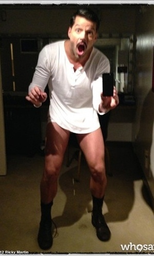 Ricky Martin divulgou uma imagem onde aparece sem as calças (30/10/12). De acordo com o site E! Online, o cantor e ator está leiloando um par de calças em prol a uma organização que levanta fundos para causas relacionadas a Aids