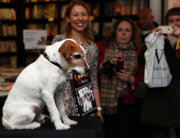 Uggie no lançamento do livro em Londres (30/10/2012) - Suzanne Plunkett/Reuters