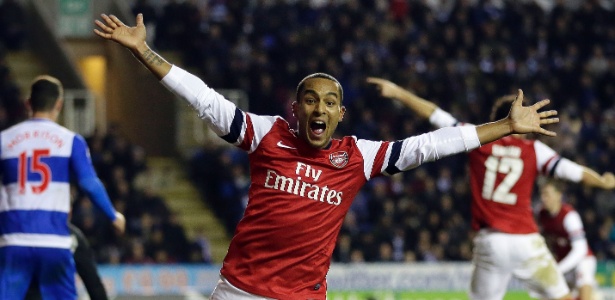 Walcott foi o nome da reação espetacular do Arsenal, fazendo três gols nesta terça - AP