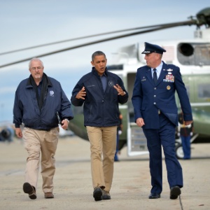 Obama e o administrador do departamento de emergências conversam em Maryland - Jewel Samad/AFP