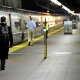 31.out.2012 - Passageiro caminha para pegar o primeiro trem da linha North do metrô, saindo da estação Grand Central, no coração de Manhattan, com destino a White Plains, a 40 km dali. 